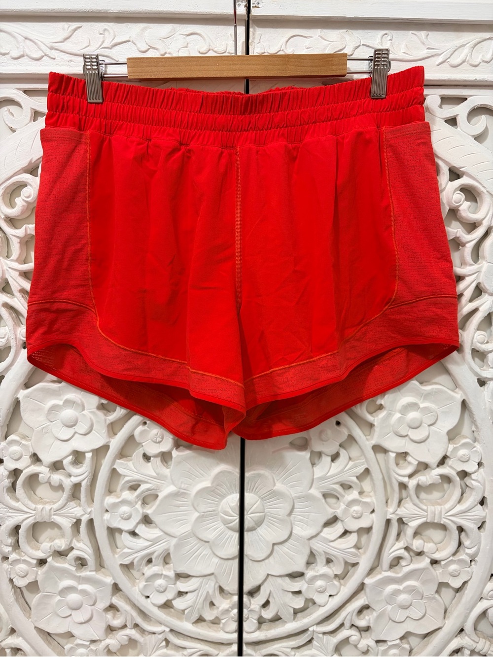Lululemon Hotty Hot High-Rise 4” Mesh Shorts Carnation Red Size 12